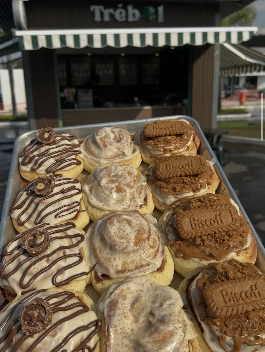 Roles de canela frente al kiosko